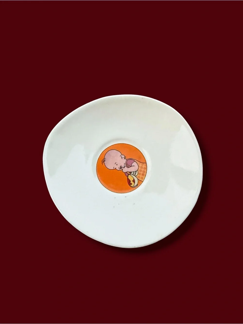 A pair of bows and saucer
